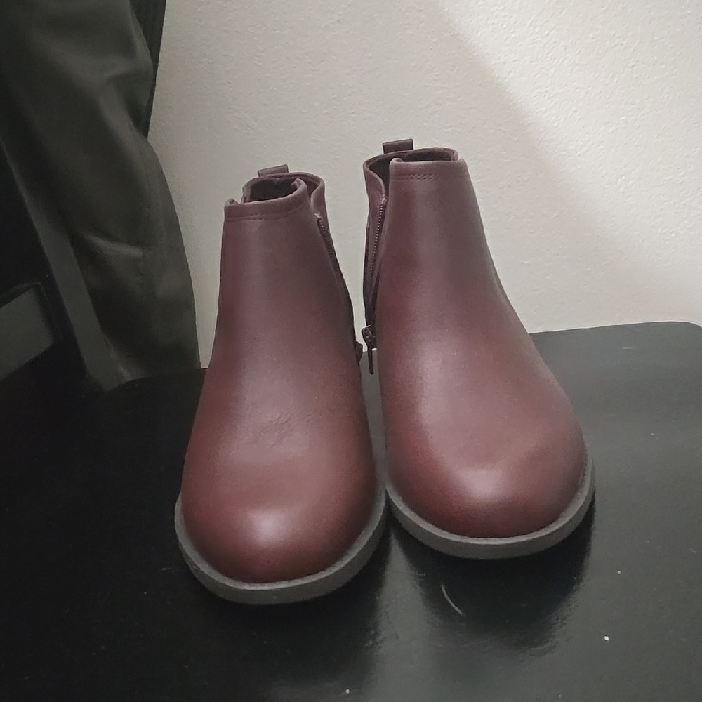 NWOT" Womans wide size 10 Brown Ankle Boots